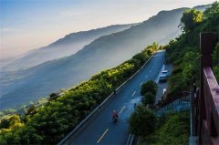 旅游公路为雪山小村带来希望