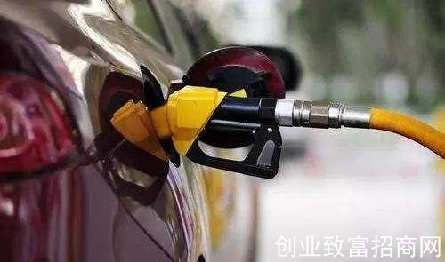 新一轮油价调整今日24时开启，汽油每吨提高80元