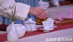 盖碗冲泡红茶的标准茶艺程序