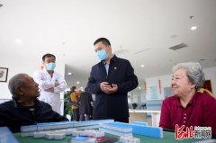 杨震生代表：大力加强养老护理人员队伍建设