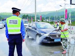 云南腾冲：进城车免费洗 搞卫生齐参与