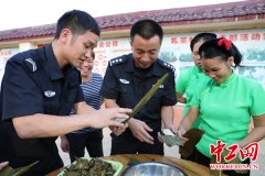 同包爱心棕 警民一家亲