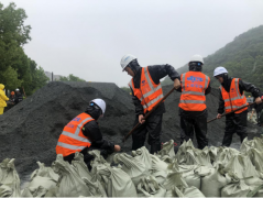 <b>抗洪抢险，230余建筑工人组成美丽的人工运输线</b>