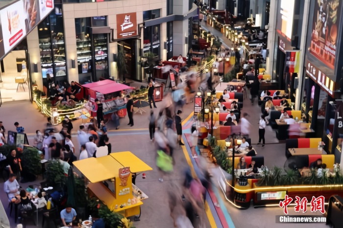 2020年8月8日傍晚，市民在北京华熙LIVE逛街购物。中新社记者 盛佳鹏 摄