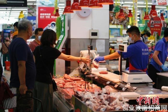 资料图：北京市朝阳区一家京客隆超市内，市民选购猪肉。 中新社记者 蒋启明 摄